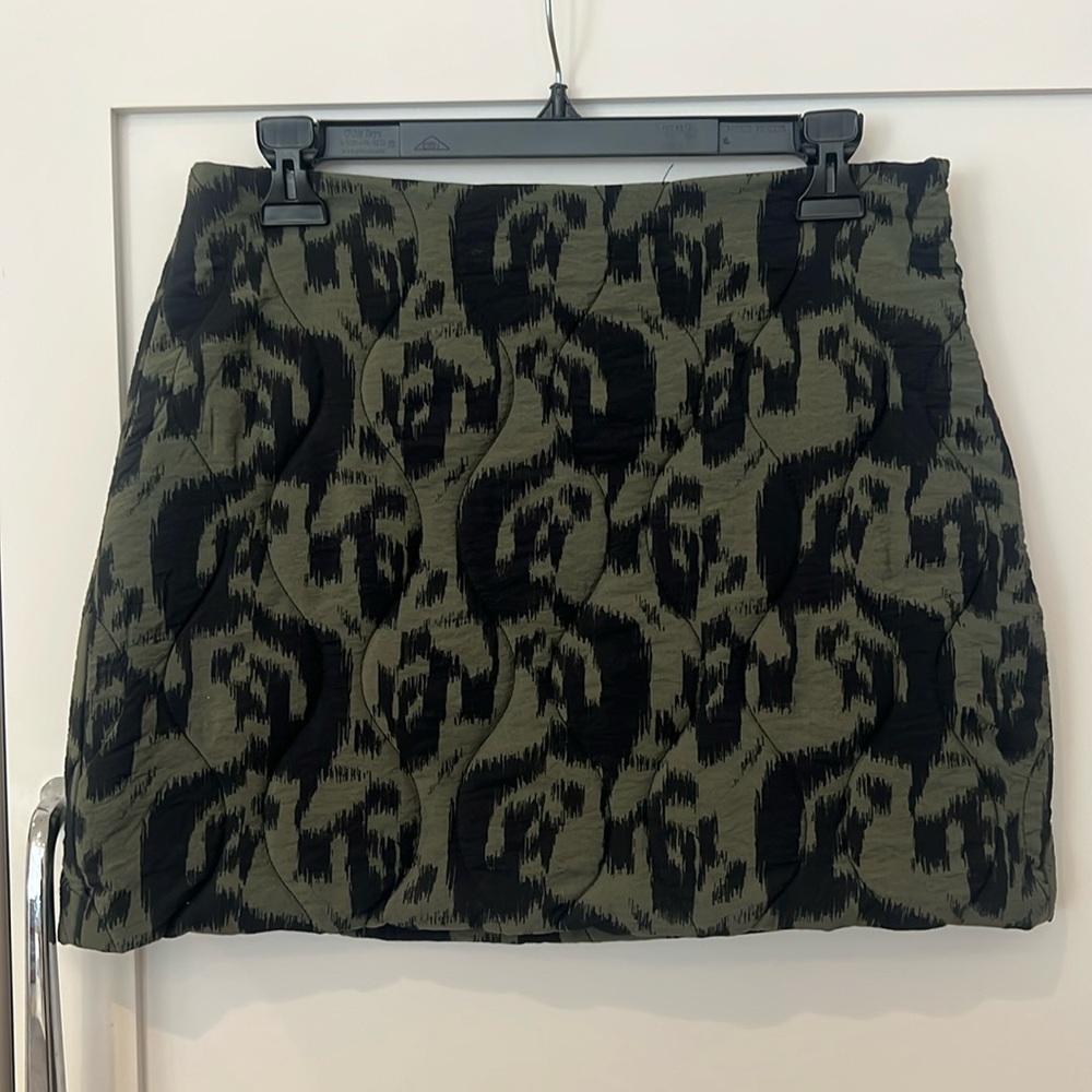 Zara Printed quilted mini skirt. Size M. NWT